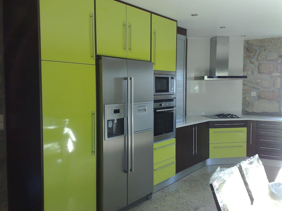 Cozinha equipada com todos os electrodomésticos/
Fully equipped kitchen with all appliances
Fully equipped kitchen with all appliances