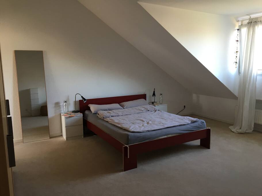 Das große Gästezimmer hat ca. 28 qm, ein eigenes Bad und ein 1,60m breites Doppelbett.