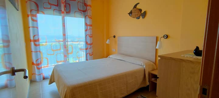 Chambre avec lit double, balcon et vue