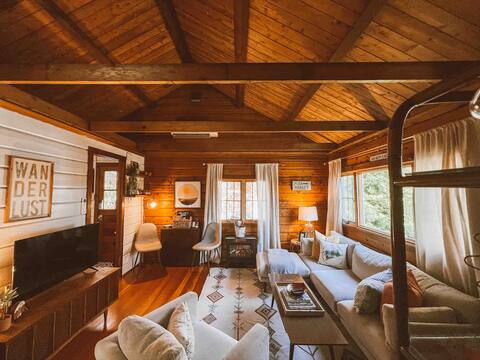 The Little Lake Cabin— hot tub, fire pit, & kayaks