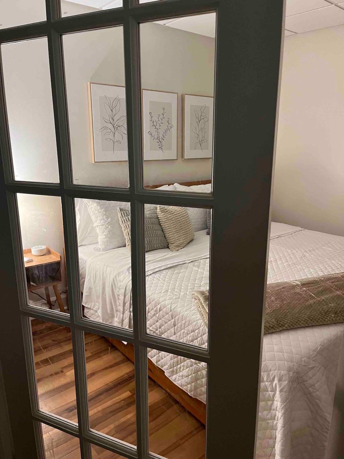 Puertas francesas desde la cocina pequeña hasta el dormitorio. 