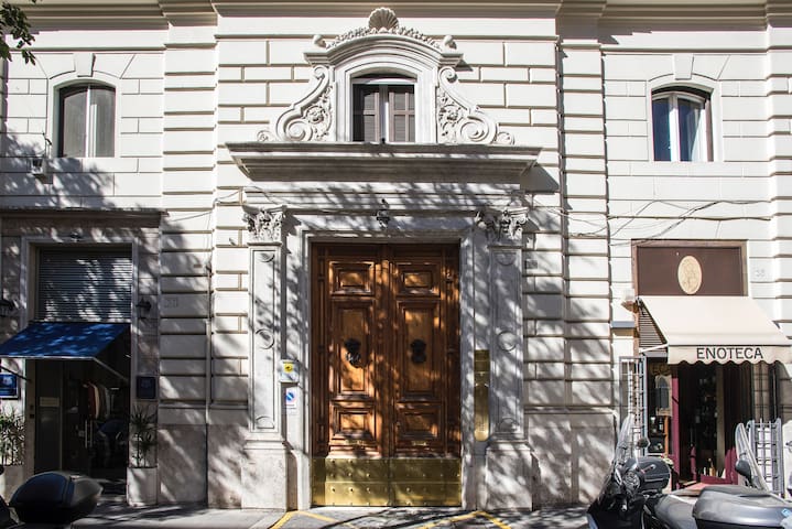 Ludovisi Delux New: 3 bed 2 bath at Spanish Steps