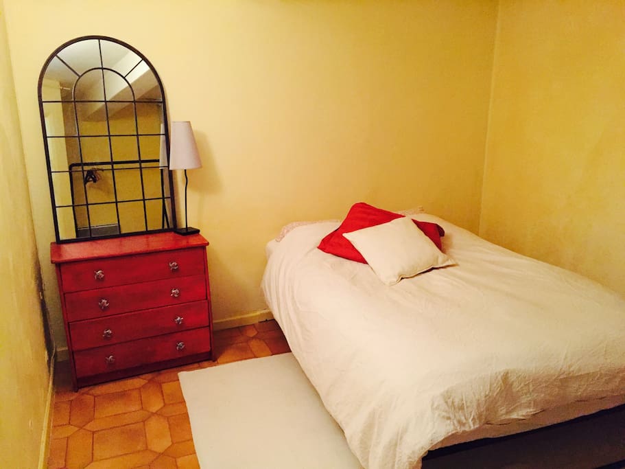 une chambre aux couleurs chaudes et à l'esprit bohême
