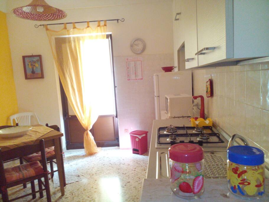 grande cucina soggiorno molto assolata
