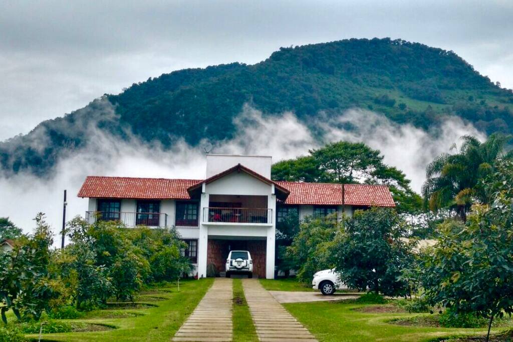 Las montañas y la neblina son características del lugar