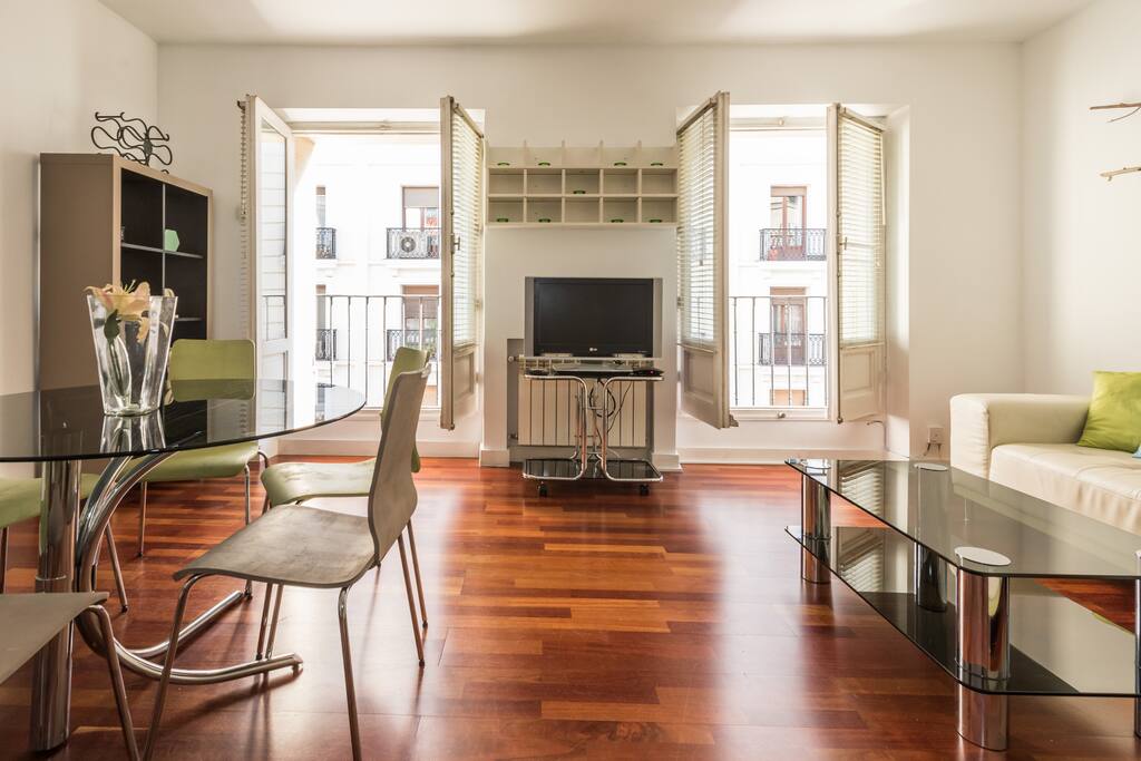 AMPLIO ESPACIO DE CONFORT, RELAX Y REUNIÓN.