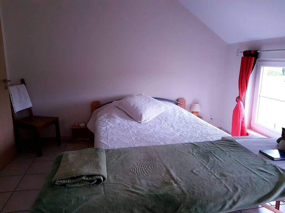 grande chambre 2 personnes et table de massage