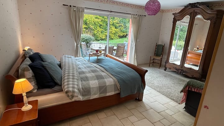 Chambre des maîtres, rez-de-chaussée. 2 personnes avec salle de bain privée.