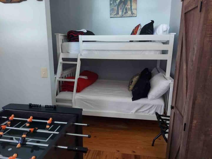 El dormitorio #4 no tiene puerta, pero es un espacio privado en la parte trasera de la casa. Escalones hacia abajo en esta habitación. 