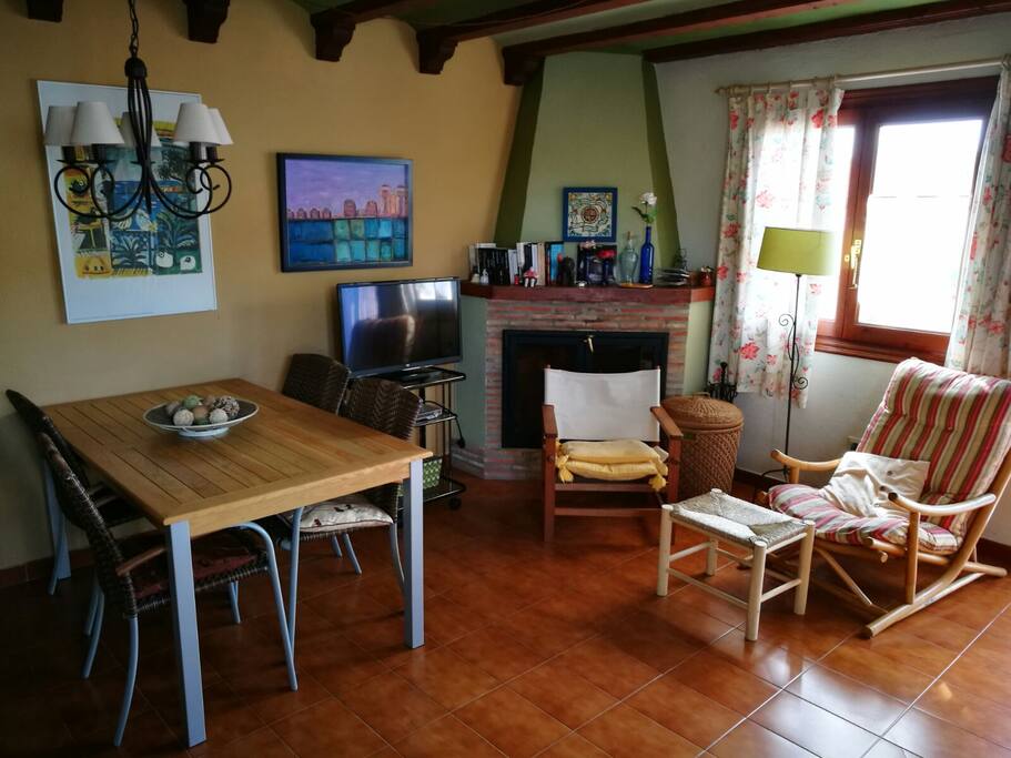 Salón, TV y chimenea