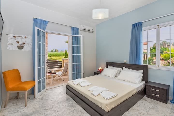 Dormitorio bellamente diseñado con balcón privado e impresionantes vistas