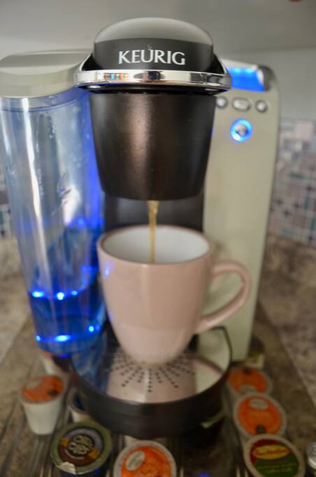 Keurig coffee maker with complimentary pods