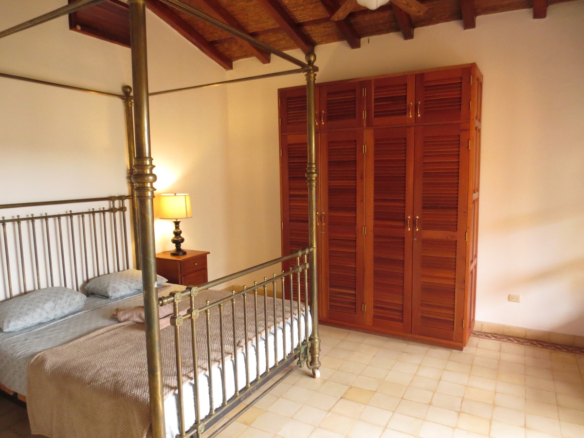 马斯特卧，配备特大双人床 