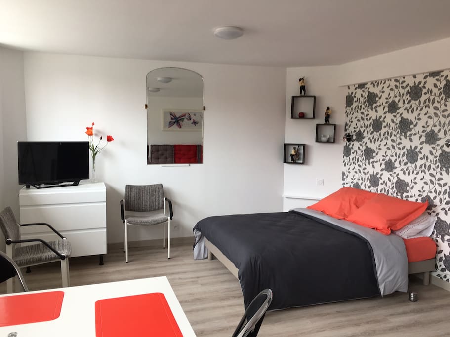 LIT 140 CM,TELEVISON ET RANGEMENTS