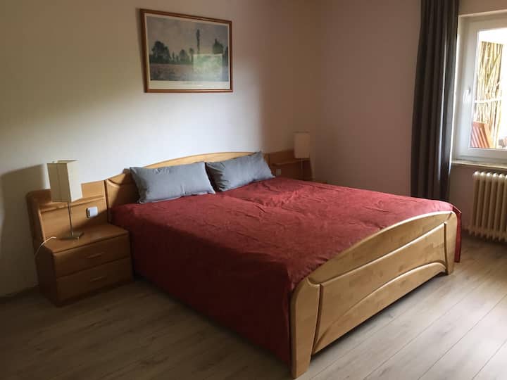 Საძინებელი ფართო და წყნარი მდებარეობაა. Ის გთავაზობთ სასიამოვნო ტემპერატურას მაღალ სიცხეშიც კი.