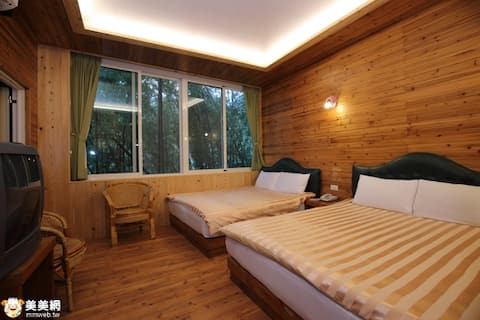 Just a 3-minute drive from Xitou Village, the room has a bamboo forest view, bamboo forest cottage, 