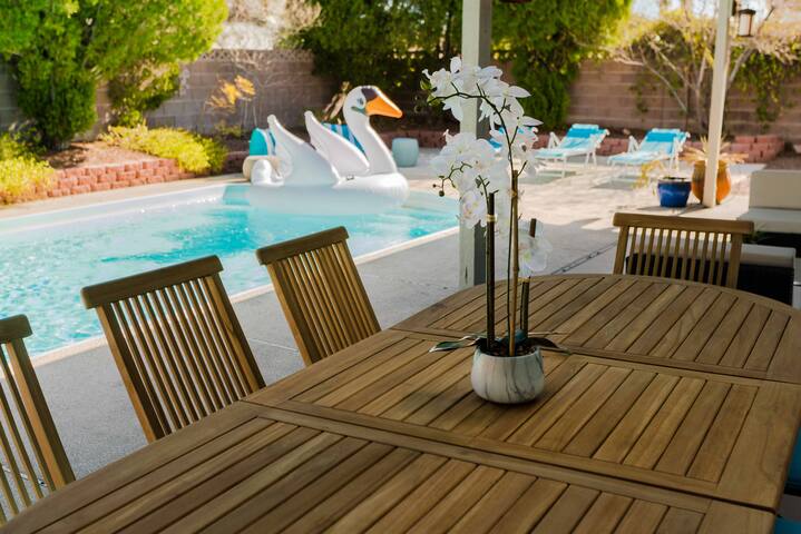 Perfect 4bd/3ba POOL 8min Vegas Strip Conven Ctr! gallery image 2