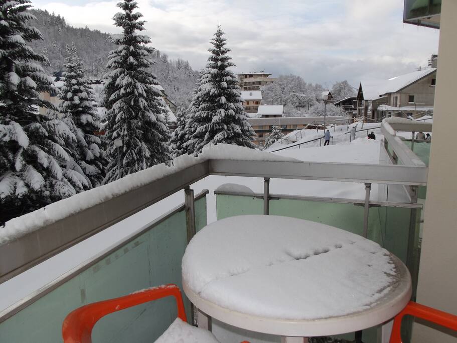 balcon avec mobilier extérieur et transat