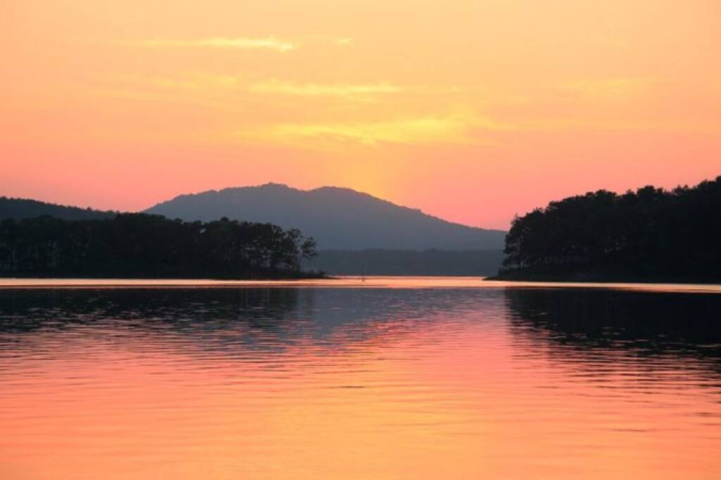 晚上湖面风景