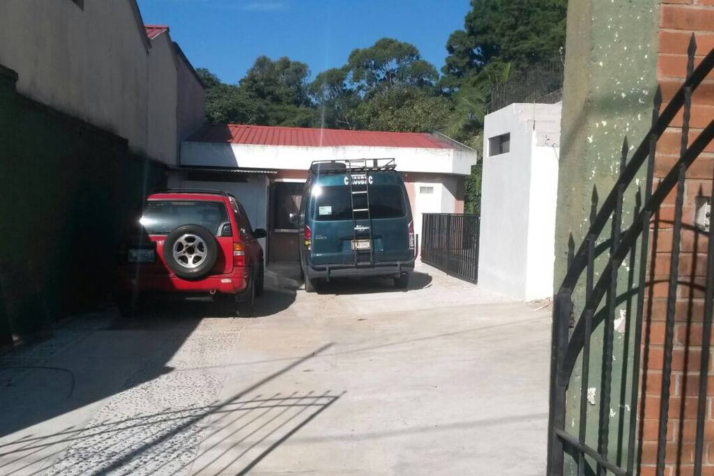 Large parking space.
Amplio parqueo.