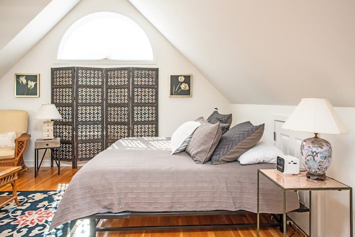 Cama tamaño king con colchón de espuma viscoelástica y sábanas blancas. Colchón doble para huéspedes adicionales almacenados debajo de la cama.  Se proporcionan sábanas.