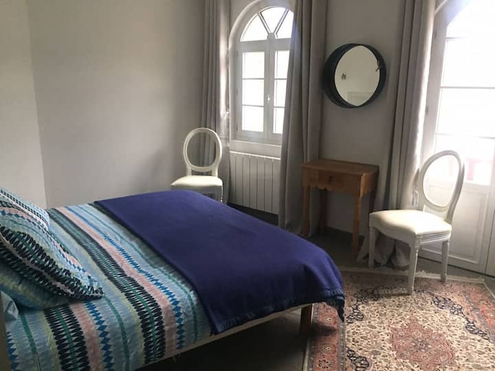 ห้องสำหรับผู้ปกครองเตียงควีนไซส์ (โปรดแจ้งให้เราทราบหากคุณต้องการเตียงเดี่ยว 2 เตียงแทนเตียงสำหรับ 2 คน)