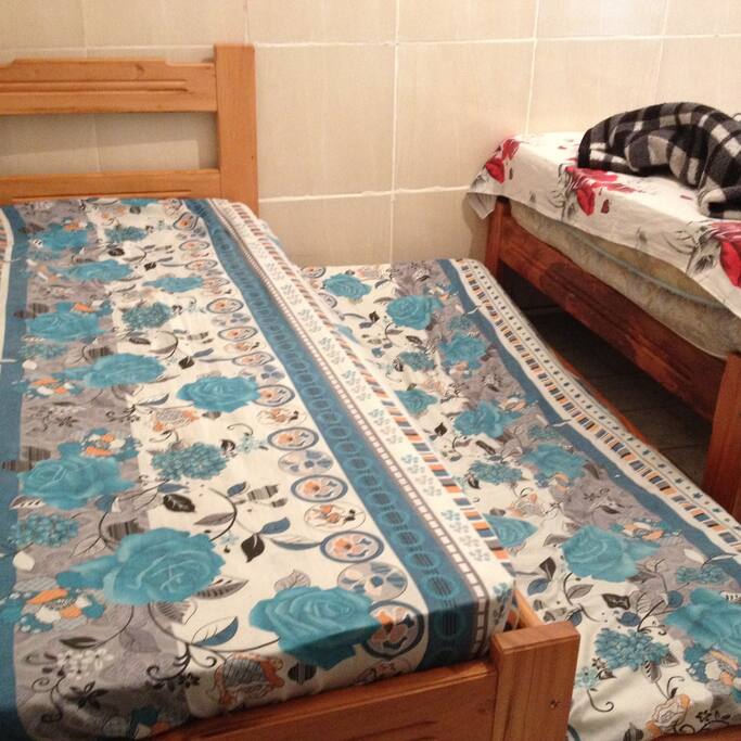 SUITE CONFORTAVEL COM UMA CAMA DE CASAL E DUAS DE SOLTEIRO