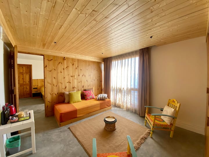 Cada suite tiene una zona de dormitorio y una acogedora sala de estar estilo cabaña. 