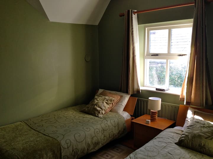 双床客房面朝古老的石头常春藤包墙。