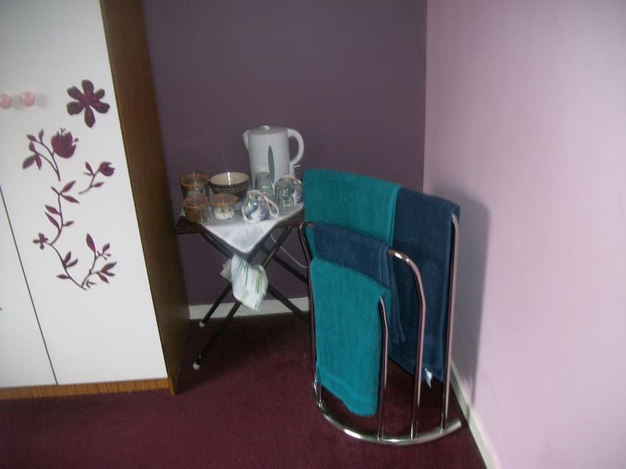 Tea, coffee in room. Towels are provide