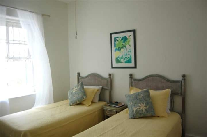 ห้องนอนเตียงแฝดพร้อมห้องน้ำในตัวและที่อาบน้ำฝักบัว