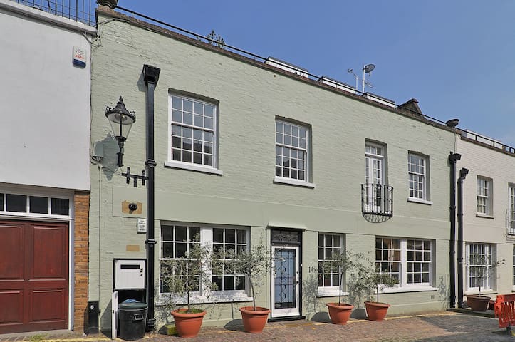 5 Bedroom Mews House, Knightsbridge