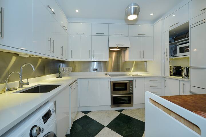 5 Bedroom Mews House, Knightsbridge gallery image 4