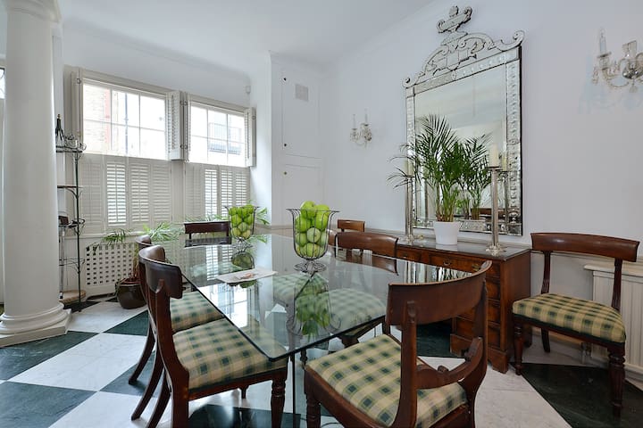 5 Bedroom Mews House, Knightsbridge gallery image 2