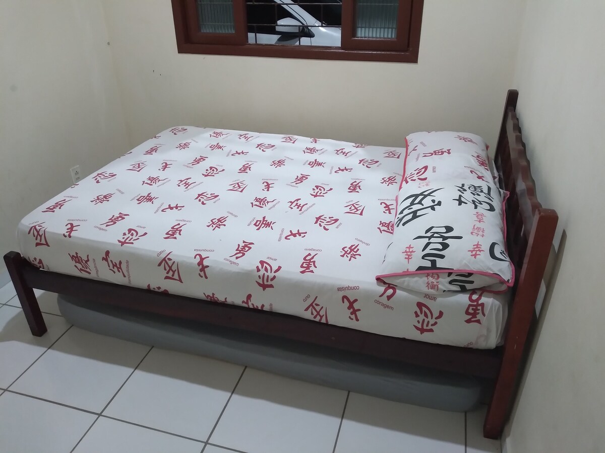 تحتوي هذه الغرفة على مساحة لمرتبة واحدة في الطابق الأرضي