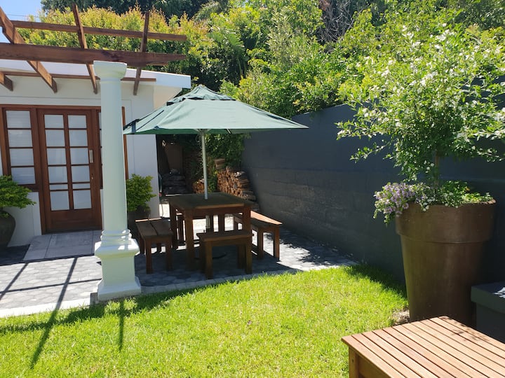 Eigen binnenplaats met tuin en braai