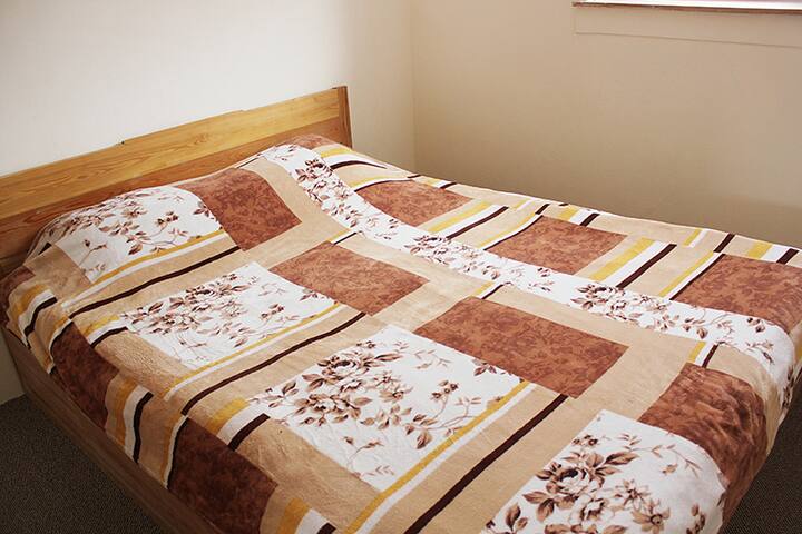 Една од собите со двоен кревет.