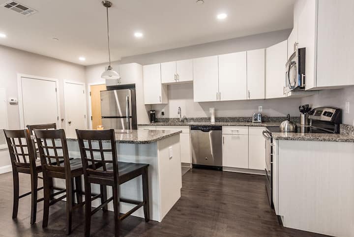 2bed/2bath Apt at Waltham Landing. Middle Unit