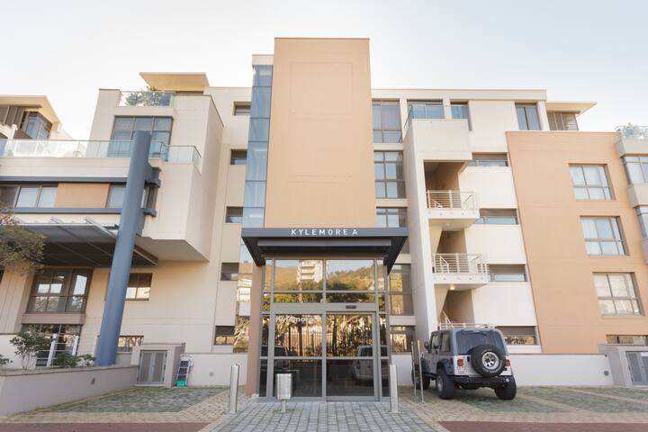 Refined and Luxurious V&A Waterfront Flat gallery image 2