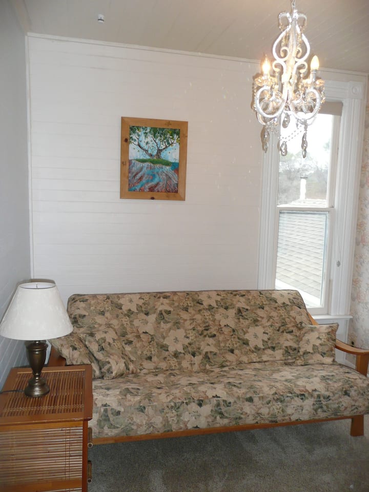 Mariposa Farmhouse, upstairs Mariposa, CA Airbnb