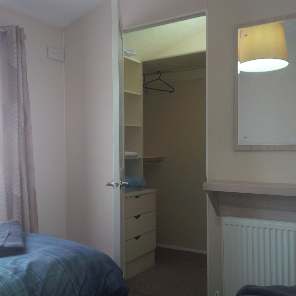 გაისეირნეთ გარდერობში სამადგილიან  ოთახში - სათამაშოებით , DVD-ებით , ბავშვებისთვის განკუთვნილი წიგნებით, ჯენგით, ბავშვის მაღალი სკამით. Ტელევიზორი (თავისუფალი ხედი) და DVD-დამკვრელი