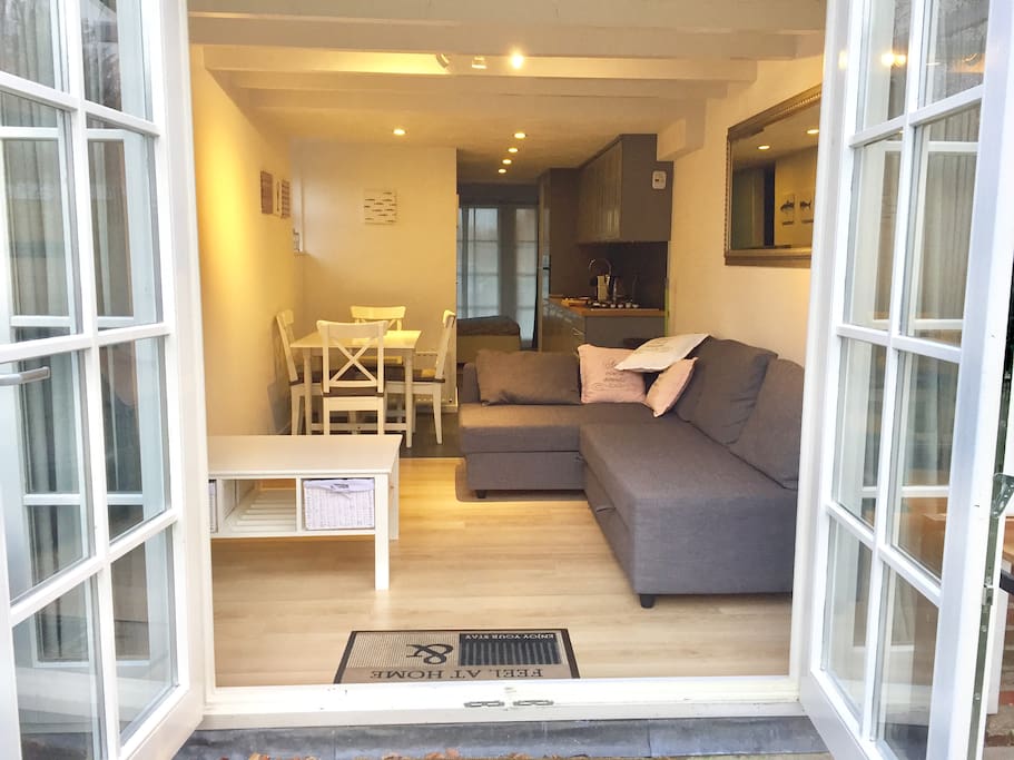 De ingang van het appartement aan de achterzijde
