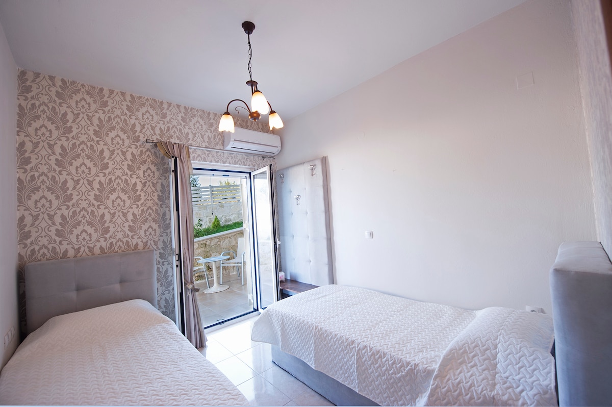 Dvije spavaće sobe s bračnim krevetom i jednom spavaćom sobom s bračnim krevetom i terasom! 