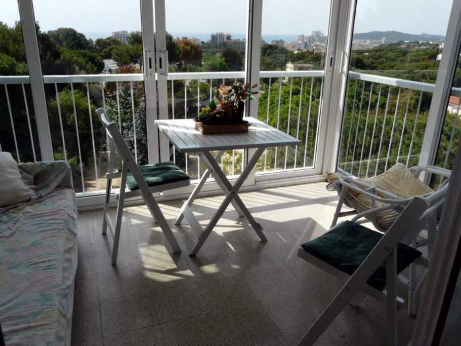 Terrasse avant: vue pinède, ville et mer