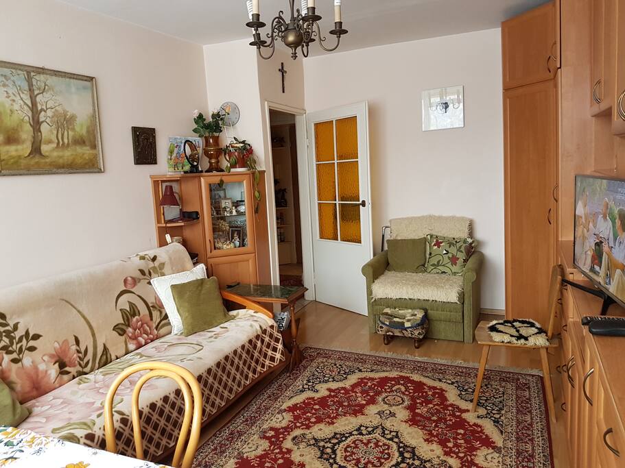 Salon, widok od okna, wersalka 2 osobowa + 1 osobowy rozkładany fotel