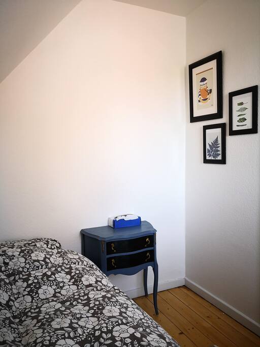 A small bedroom with a single bed.
