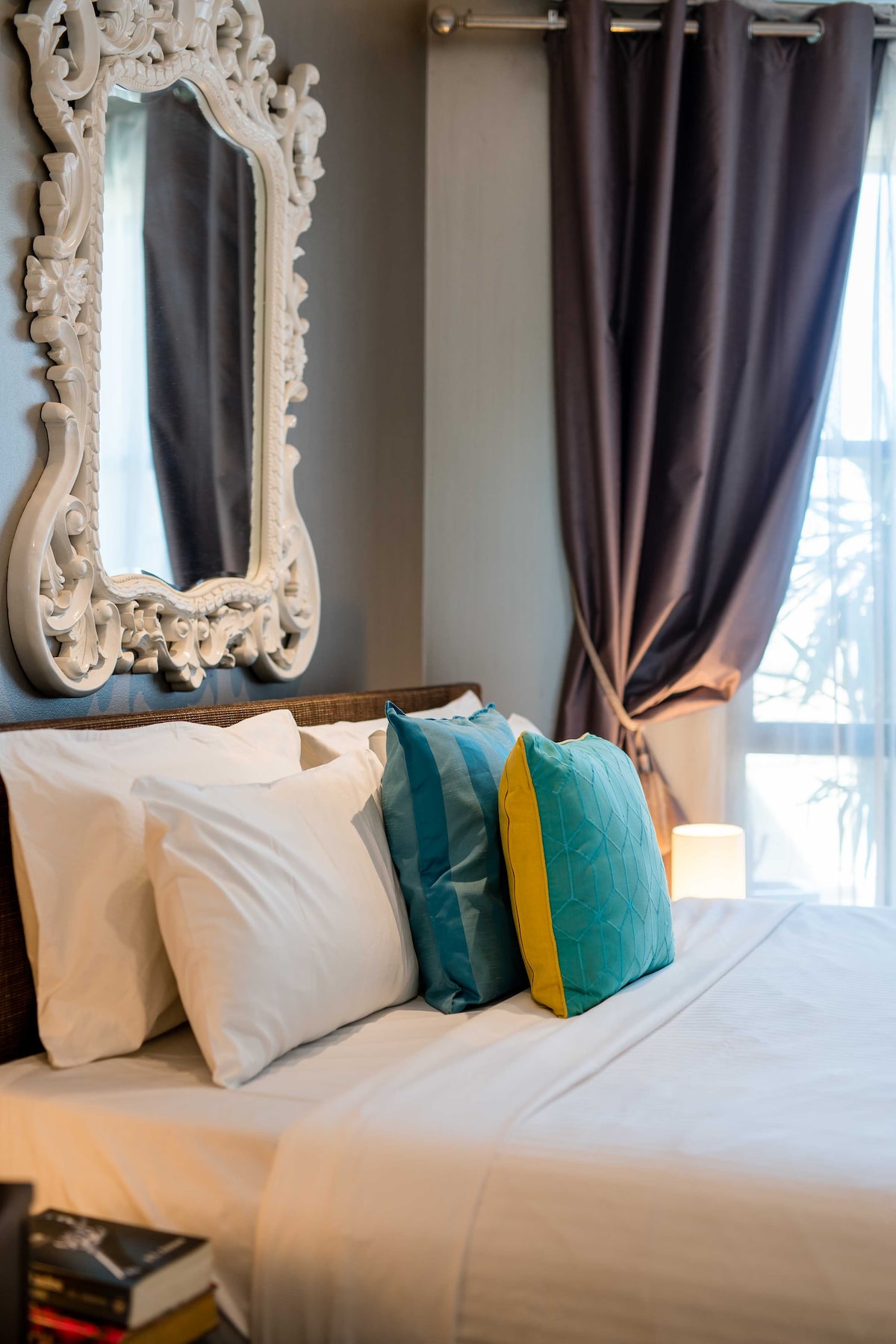 นอนหลับเหมือนเด็กทารกบนเตียงโฟมความทรงจำขนาดคิงไซส์ Tempur ห้องนอนใหญ่ที่กว้างขวางยังมีห้องน้ำในตัวและทางเข้าระเบียงส่วนตัว