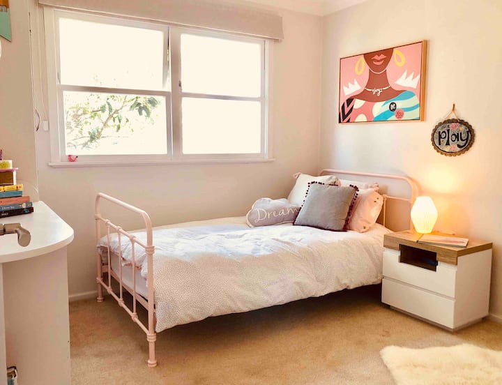 Detta är det tredje sovrummet med en stor dubbelsäng och en extra madrass under sängen