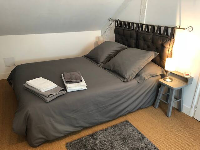 In Burgundy, in the countryside, comfortable room.