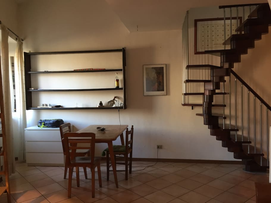 soggiorno con scala per camera matrimoniale